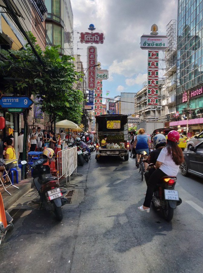 Drukte, chaos en verkeer in Chinatown