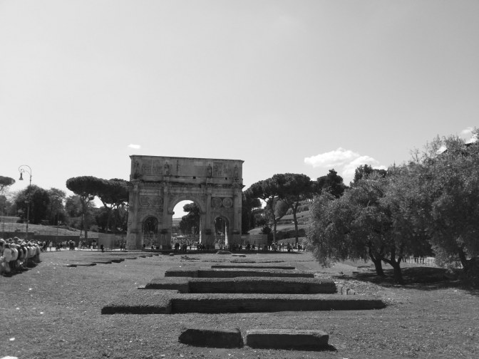Rechts van het Colosseum 