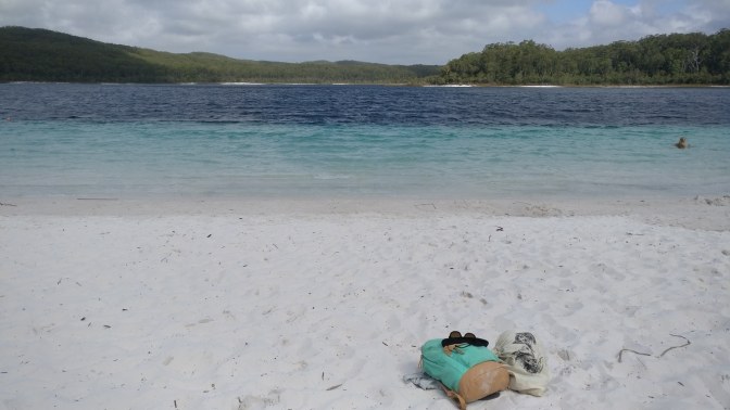 Rugzakje op het strand