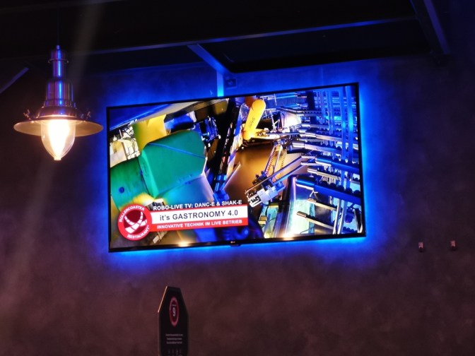 De robots zijn hoog, dus zijn er schermen