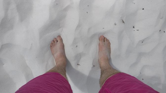 Heerlijk met de blote voetjes in het zand