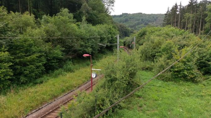 Uitzicht op het spoor vanuit het kamphuis