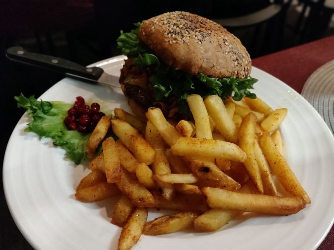 De hamburger met een heleboel patat ;)