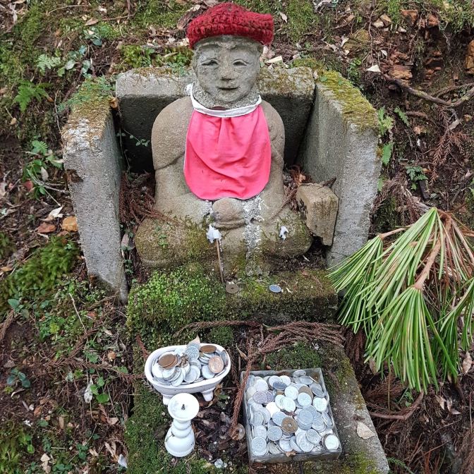 Een typisch Okunoin-beeld