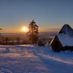 Opwarmen op de Finse piste betekent worst en gezelligheid