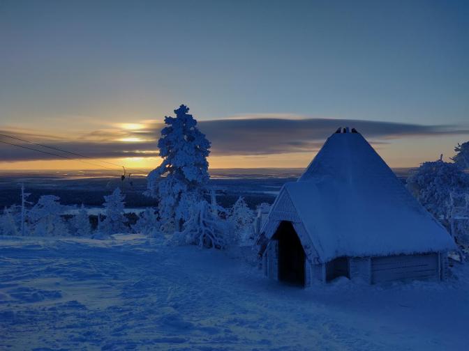 Besneeuwde warmtehut, snel naar binnen dus
