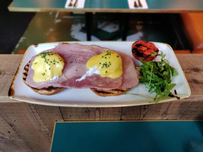 Gepocheerde eieren met ham