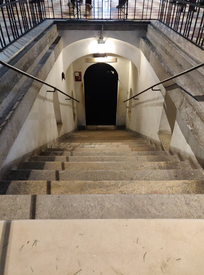 De trap naar de catacomben in St. Stephens Cathedral