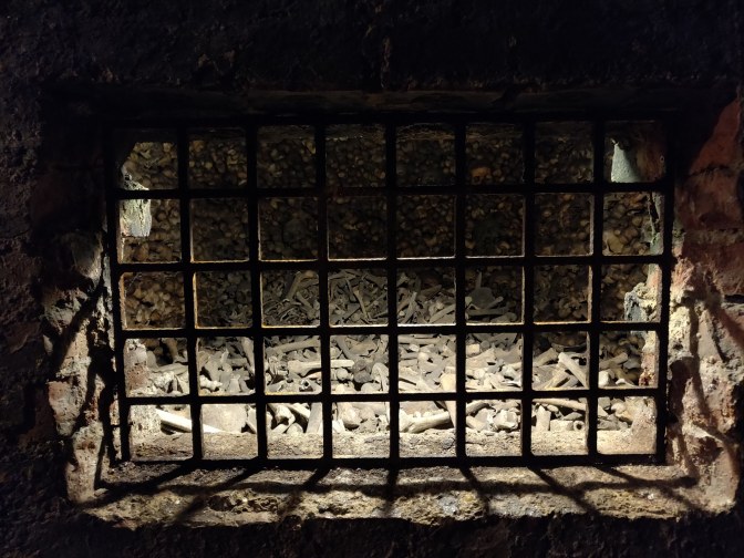 Resten van duizenden lijken op hun laatste rustplaats