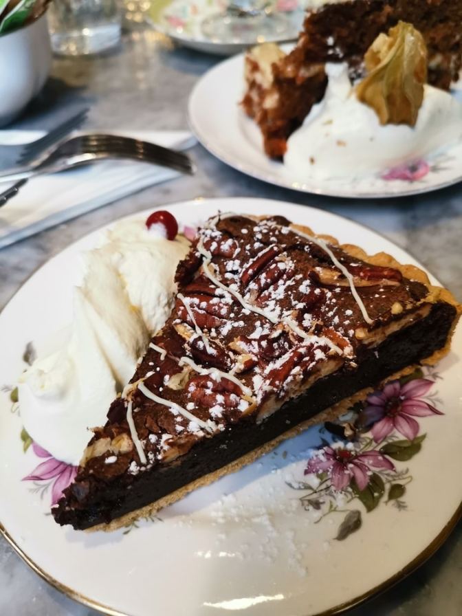 De chocoladepecannotentaart in al zijn glorie...