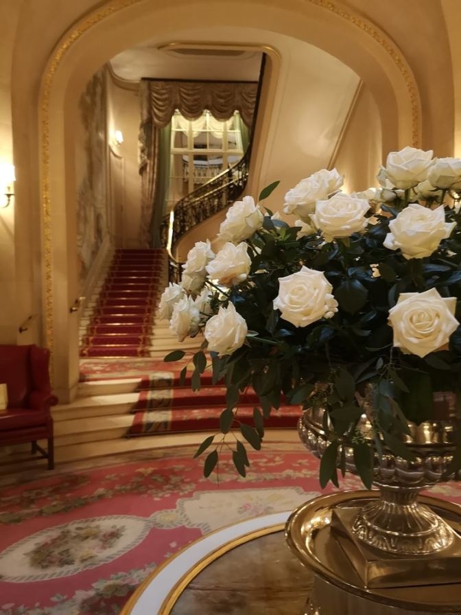 De gang van het Ritz is alsof je door een schilderij loopt