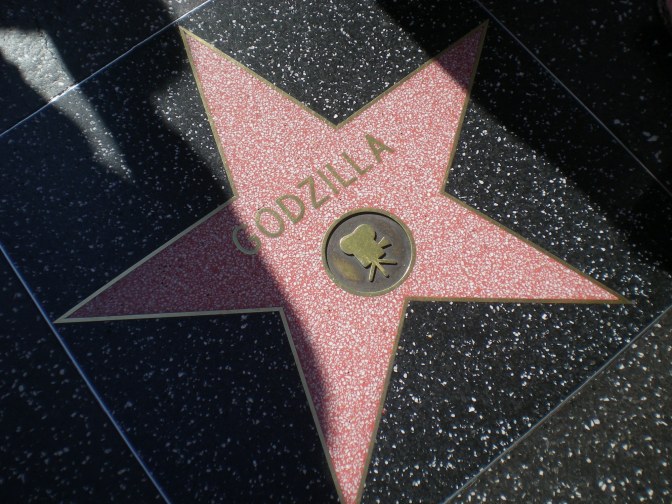 Aan het kleine logo in de tegel kun je zien waar de artiest bekend van is