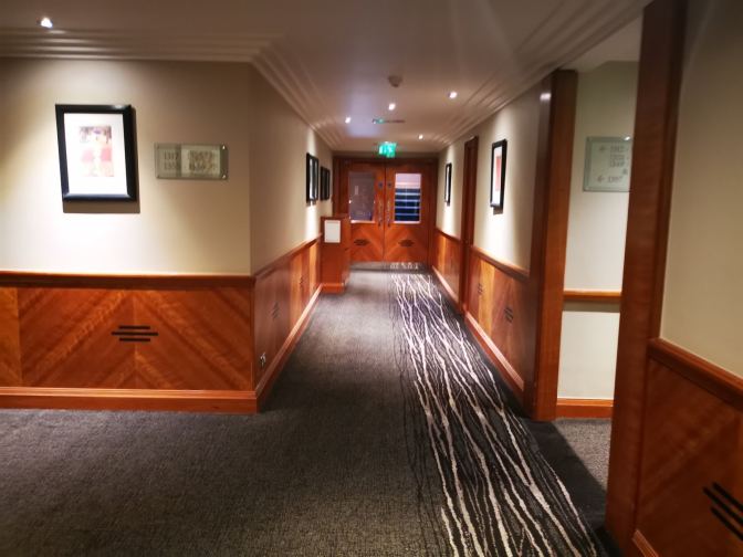 De gangen in het hotel zijn dezelfde stijl als de kamers