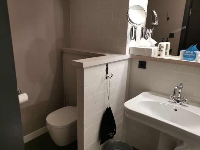 De badkamer is erg ruim