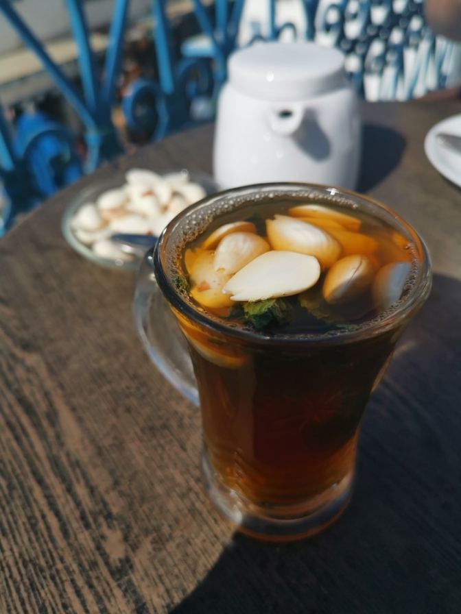 Thee met amandelen is een delicatesse in Tunesië