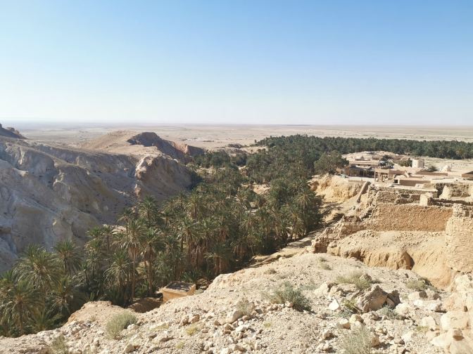 De oase volgt het water