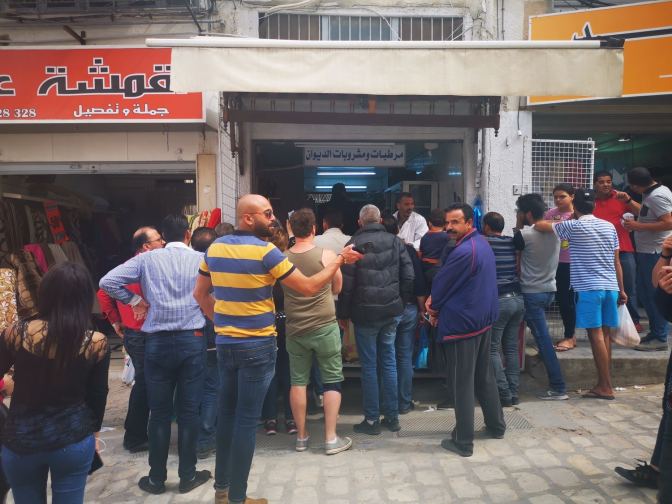 Er zit nog wel wat verschil tussen, maar je ziet het: de meeste mensen lopen er netjes en in donkere kleuren bij