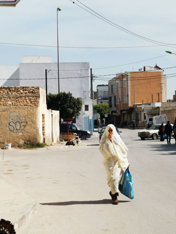 Je hoeft echt niet gesluierd, maar dat zegt niet dat je alle fatsoensregels aan je laars moet lappen