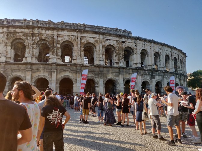Concert in het buitenland; welkom in de Arena van Nîmes