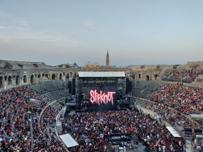 Concert in het buitenland; welkom in de Arena van Nîmes