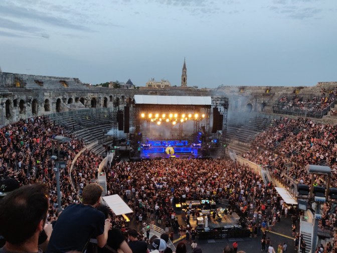 Concert in het buitenland; welkom in de Arena van Nîmes