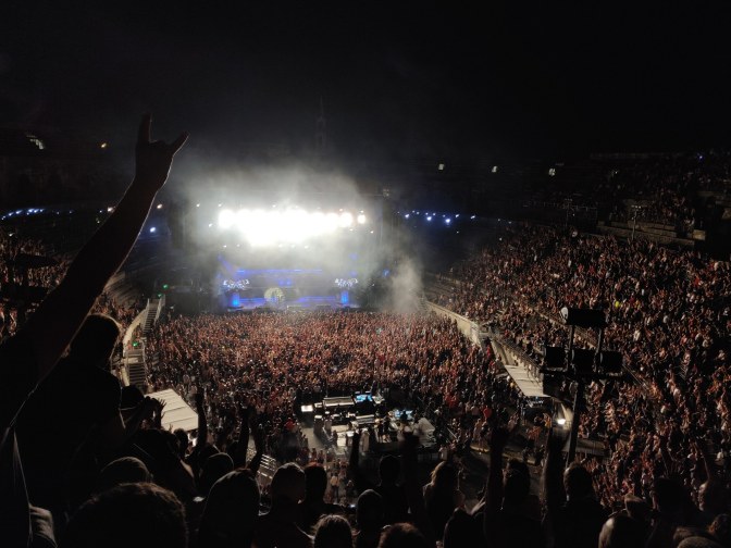 Concert in het buitenland; welkom in de Arena van Nîmes