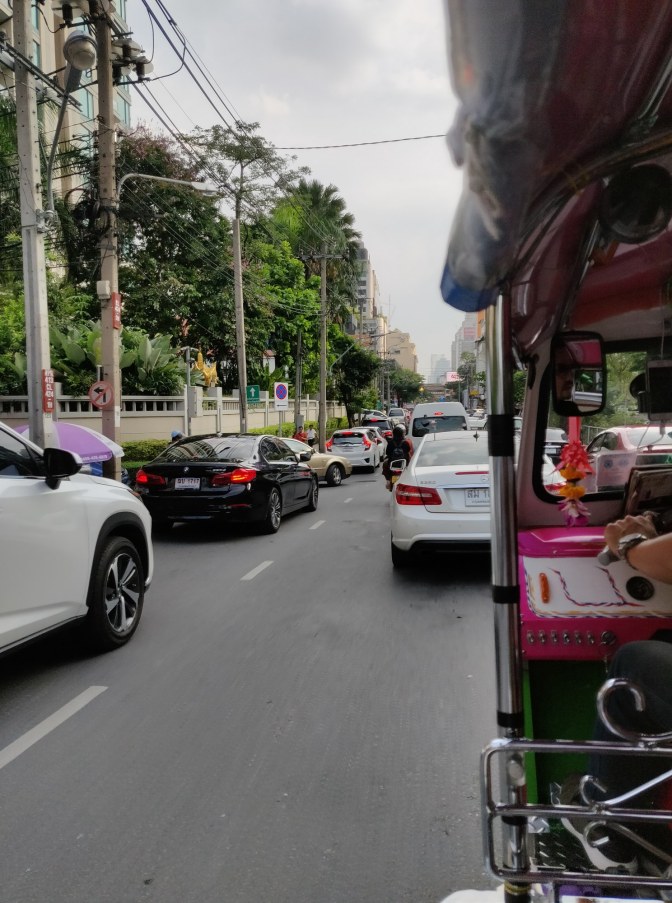 Onderhandelen tijdens een ritje in een Thaise tuktuk