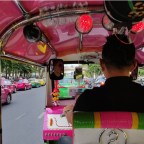 Onderhandelen tijdens een ritje in een Thaise tuktuk