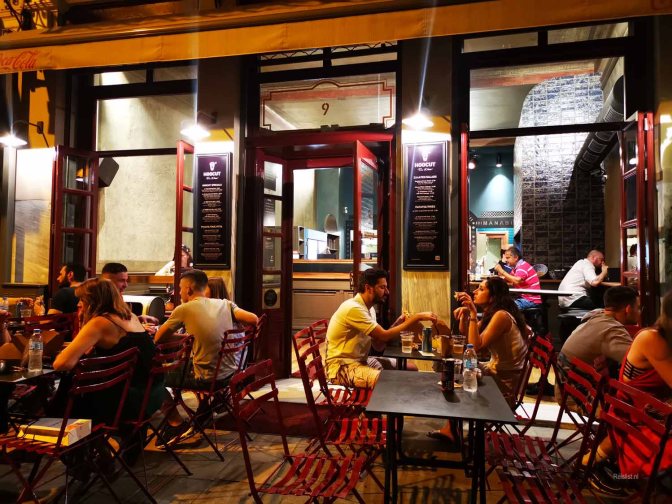 Geen uitzicht, wel eten, bij Hoocut.