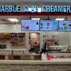 IJsjes vanaf een marmeren plaat